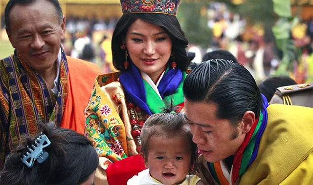 Bhutans-5th-King-and-Queen-are-meeting-all-strata